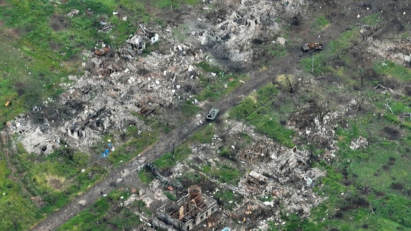 Eine Luftaufnahme zeigt beschädigte Privathäusern, Granaten- und Raketenkratern in den Vororten von Donezk.