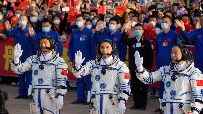 Die chinesischen Astronauten der Shenzhou-16-Mission(l-r): Gui Haichao, Zhu Yangzhu und Jing Haipeng.