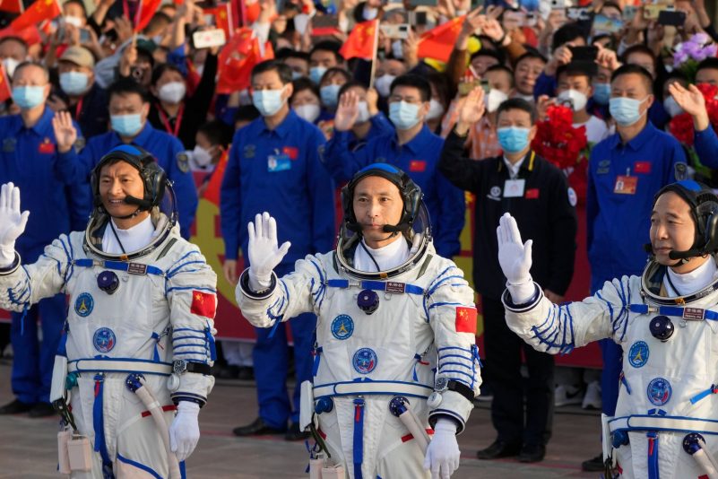 Die chinesischen Astronauten der Shenzhou-16-Mission(l-r): Gui Haichao, Zhu Yangzhu und Jing Haipeng.
