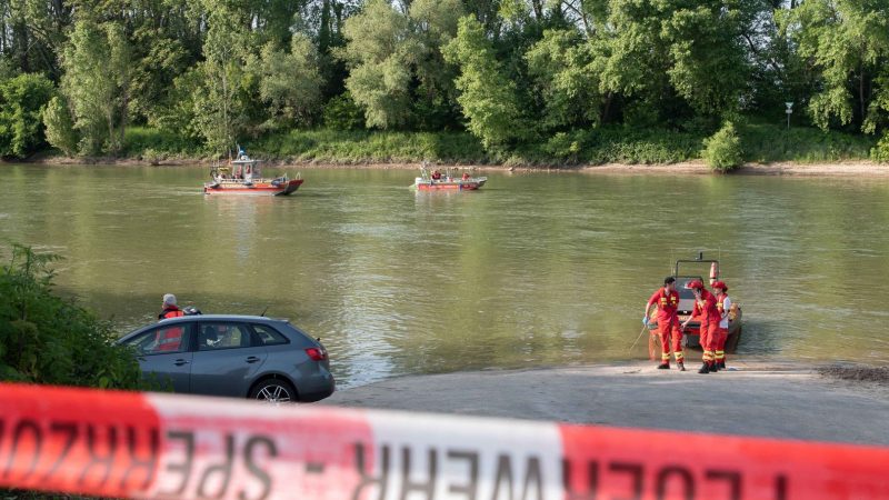 Nachdem Rettungskräfte einen 36-jährigen Mann und seinen siebenjährigen Sohn aus dem Rhein bergen, sterben beide im Krankenhaus.
