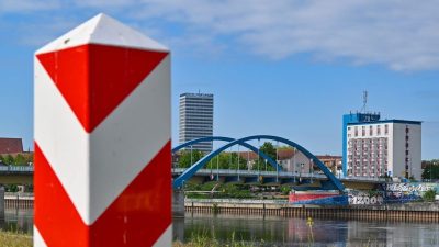 Ein Grenzpfeiler in den rot-weißen Nationalfarben Polens steht am deutsch-polnischen Grenzübergang Stadtbrücke.