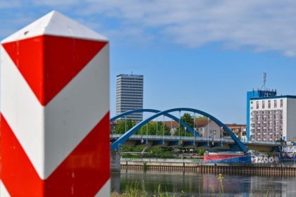 Ein Grenzpfeiler in den rot-weißen Nationalfarben Polens steht am deutsch-polnischen Grenzübergang Stadtbrücke.