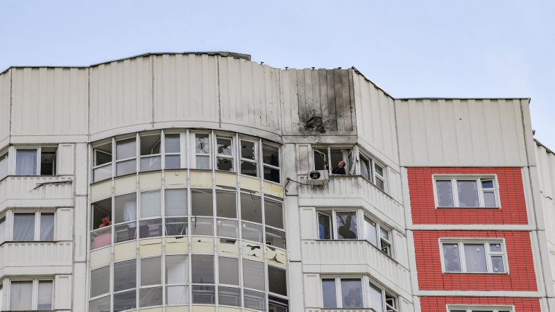 In Moskau wurde ein Wohnhaus durch eine Drohne beschädigt. Russlands Verteidigungsministerium macht die Ukraine für den Drohnenangriff verantwortlich.