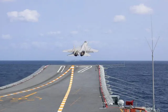 Ein chinesischer Kampfjet startet vom Flugzeugträger Shandong. (Symbolbild)