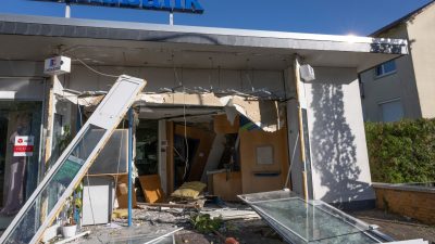 Zwei heftige Explosionen: Automatensprenger zerstören Bankfiliale