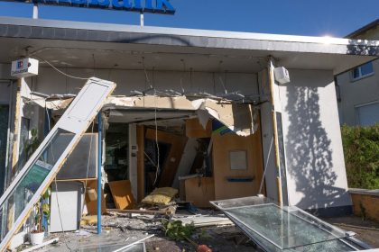 Zwei heftige Explosionen: Automatensprenger zerstören Bankfiliale