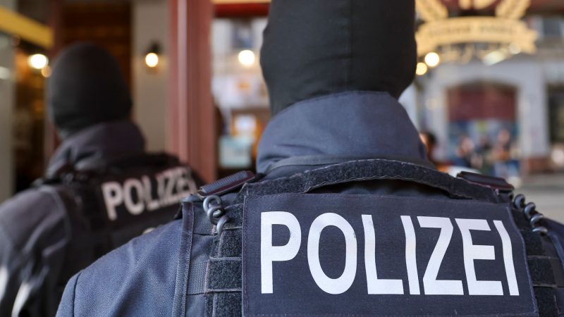 Polizeibeamte führen in Leipzig eine Razzia durch.