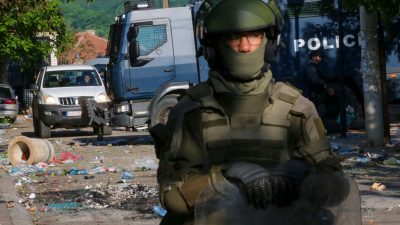 NATO schickt weitere KFOR-Soldaten nach Zusammenstößen im Kosovo