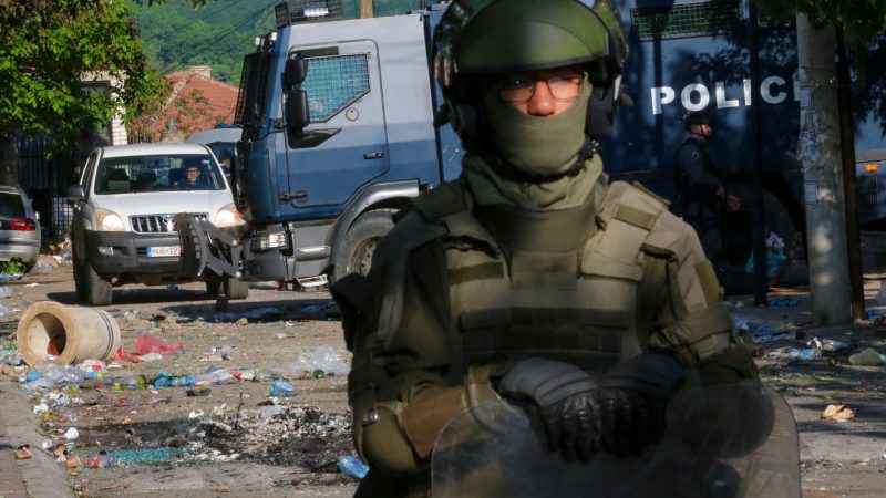 KFOR-Soldaten (vorne) und Kosovo-Polizisten bewachen nach den gestrigen Zusammenstößen zwischen ethnischen Serben und Truppen der KFOR-Friedenstruppe eine Straße in der Stadt Zvecan im Norden Kosovos.