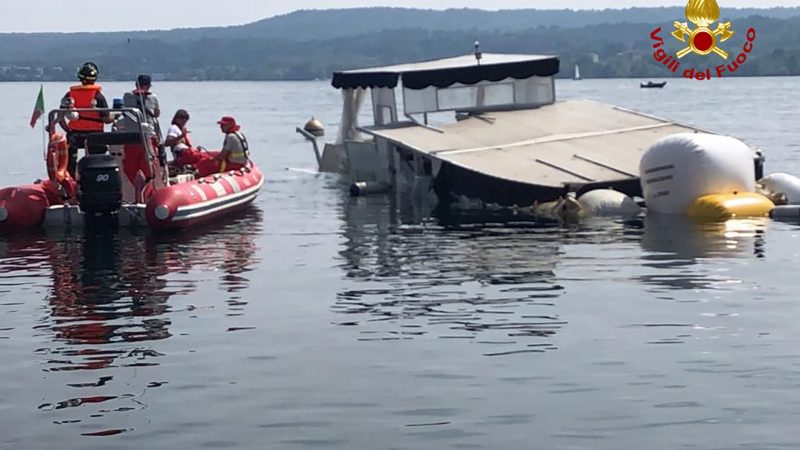 Einsatzkräfte der Feuerwehr holen das gesunkene Boot auf dem Lago Maggiore mit Ballons an die Oberfläche.