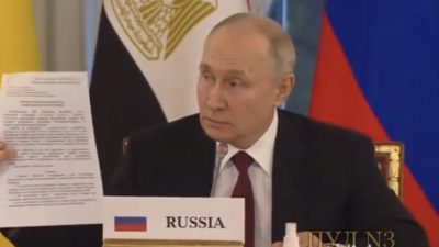 Putin zeigt ein „Friedenspapier“ vom Jahr 2022
