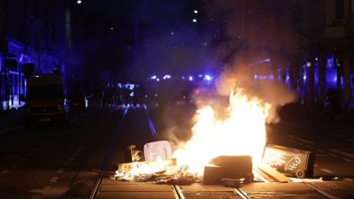 Leipzig: Am frühen Sonntagmorgen Linksradikale immer noch eingekesselt – 25 Polizisten verletzt