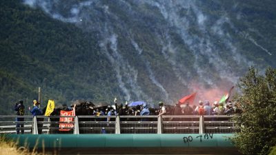 Alpentunnel: Zusammenstöße bei Protesten gegen den Bau der Bahnstrecke