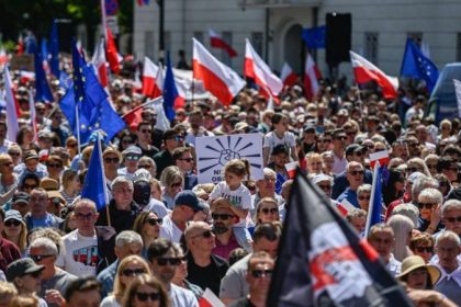 Massenprotest in Warschau, Straßenblockaden in Deutschland, Zahl vermisster Flüchtlingskinder steigt