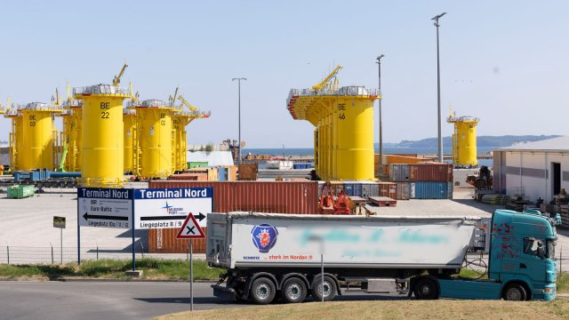 Rügen: LNG-Terminal fast fertig – Initiativen starten weitere Protestaktionen