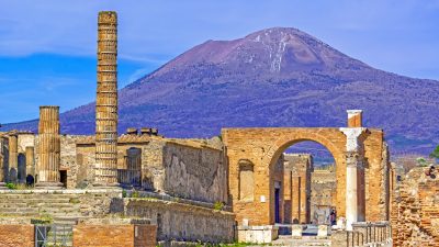 Der Vesuv überragt die Ruinen Pompejis und teilt seine Magmakammer mit den Campi Flegrei, den „brennenden Feldern“.