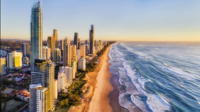 Sonnenaufgang an Australiens Goldküste. Laut örtlicher Universität erhöhen Wolkenkratzer das Stresslevel.