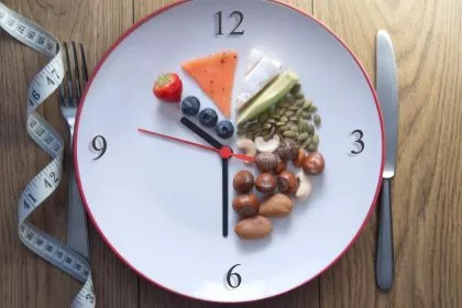Fasten: Potenzieller Nutzen bei Spike-Protein-Schäden, Alzheimer und Krebs