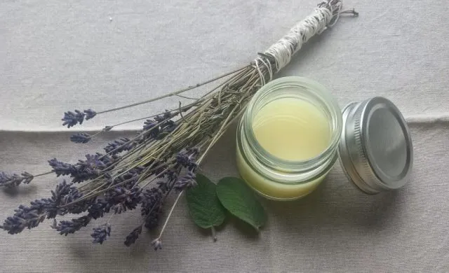 Selbstgemaches Deo mit Salbei und Lavendel