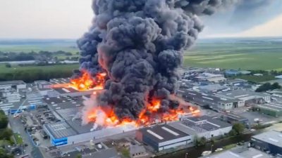 Millionenschäden nach Großbrand in niederländischem Industriegebiet: Ursache bleibt mysteriös