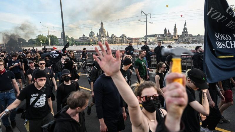 Teilnehmer demonstrieren in Dresden gegen die Verurteilung der mutmaßlichen Linksextremistin Lina E.
