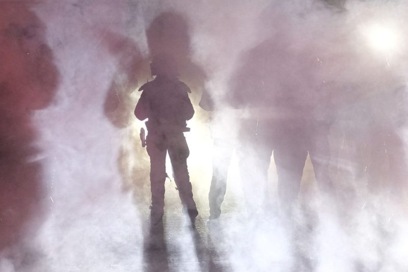 In mehreren Städten haben Sympathisanten gegen die Verurteilung der Studentin Lina E. wegen linksextremistischer Gewalttaten protestiert. In Leipzig wurden Polizisten mit Böllern beworfen.
