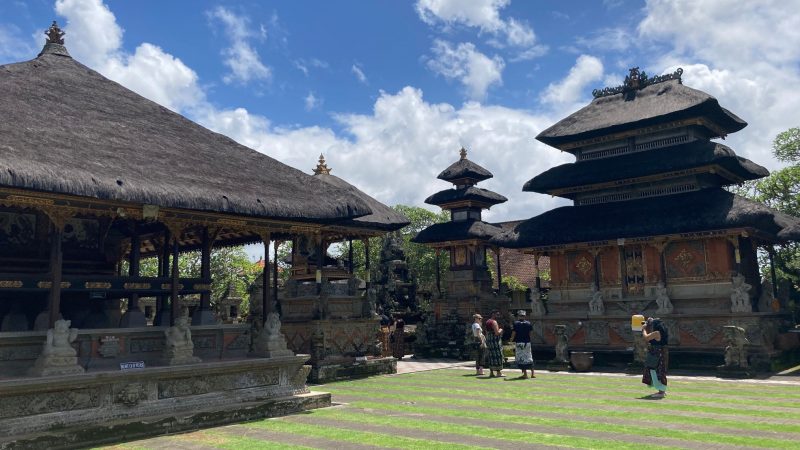Bitte benehmen: Touristen im Tempel Pura Puseh Desa Batuan.