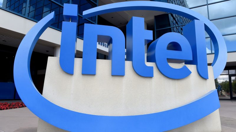 Das Logo des Chipherstellers Intel steht vor der Zentrale des Unternehmens.