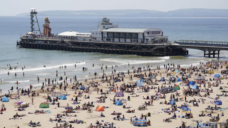 Gut besucht: Das sommerliche Wetter in Großbritannien hat viele Menschen an den Strand in Bournemouth gezogen.