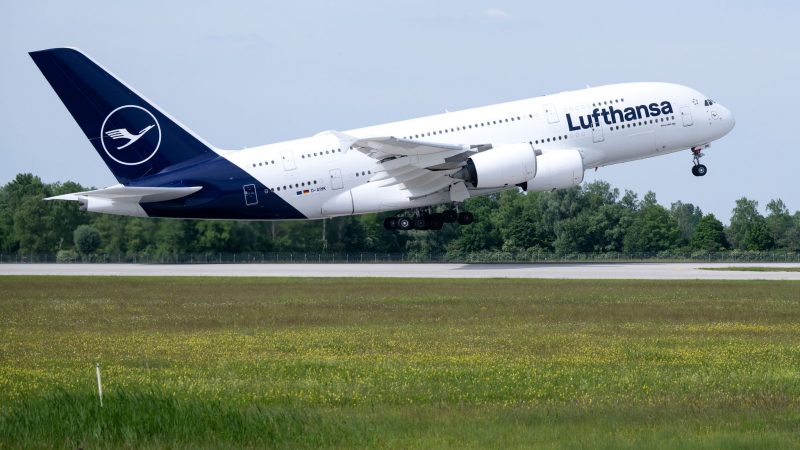 Eine Lufthansa-Maschine des Typs Airbus A380 startet auf dem Flughafen nach Boston.