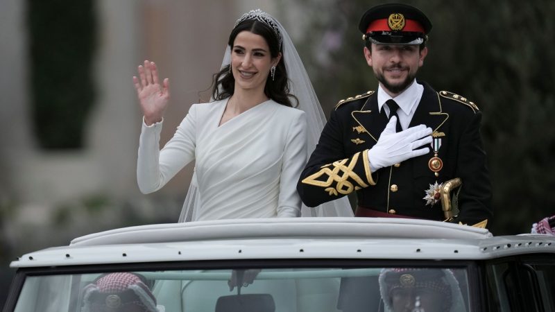 Das glückliche Brautpaar: Kronprinz Hussein bin Abdullah und Radschwa Al Saif fahren in einem offenen Wagen durch Amman.