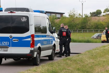 Einsatzkräfte der Polizei kontrollieren vor einem Veranstaltungsgelände anreisende Teilnehmer eines mutmaßlichen Reichsbürgertreffens.