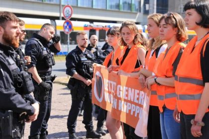 Strategisches Netzwerk: Letzte Generation will Polizisten einbinden