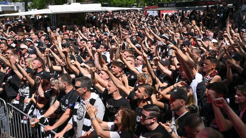 Tausende Eintracht-Fans feiern beim Fanfest auf dem Breitscheidplatz.
