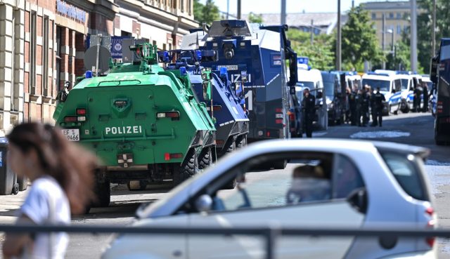 Einsatzfahrzeuge der Polizei an der Polizeidirektion in Leipzig.