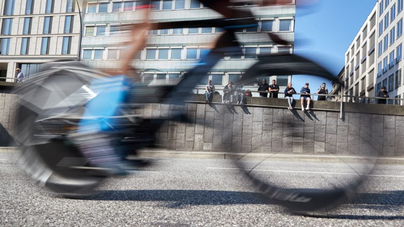 Bei der Ironman-EM in Hamburg ist der Fahrer eines Begleitmotorrads bei einem Unfall getötet worden.