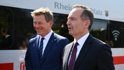 Verkehrsminister Volker Wissing (rechts) und Richard Lutz, Vorstandsvorsitzender der Deutschen Bahn (DB).