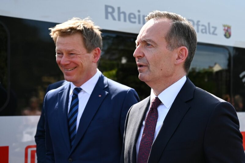 Verkehrsminister Volker Wissing (rechts) und Richard Lutz, Vorstandsvorsitzender der Deutschen Bahn (DB).