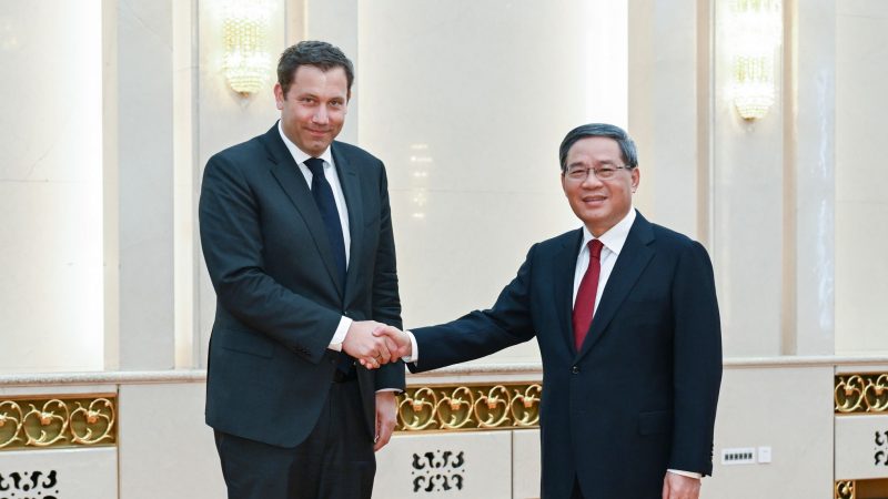 Chinas Ministerpräsident Li Qiang (r) hat den SPD-Bundesvorsitzenden Lars Klingbeil in Peking empfangen.