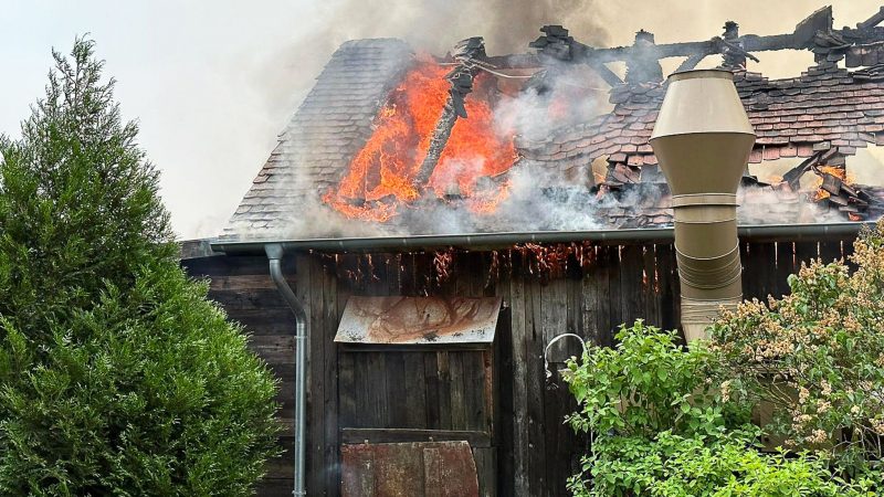 Flammen und Rauch steigen aus einem Gebäude auf dem Gelände des Freizeitparks Karls Erlebnis-Dorf im brandenburgischen Elstal bei Wustermark.