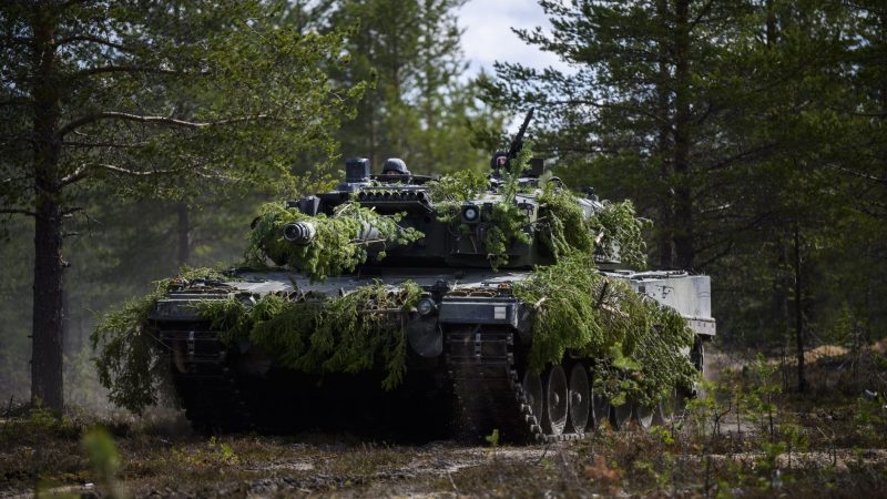 Ein finnischer Panzer Leopard 2A6 fährt während eines Nato-Manövers durch einen Wald. (Archivbild)