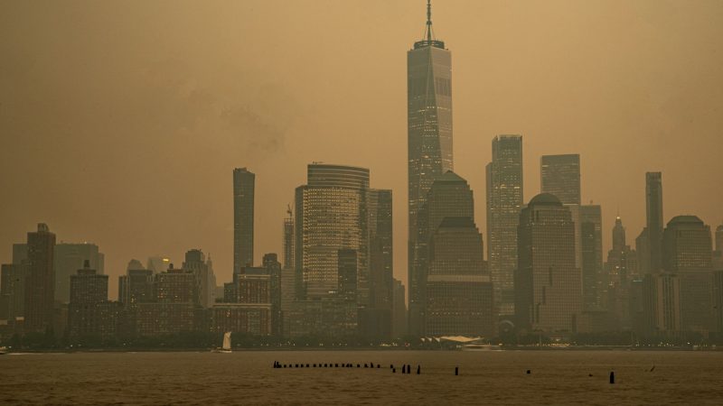 Die Skyline von Manhattan ist teilweise vom Rauch der kanadischen Waldbrände vernebelt.