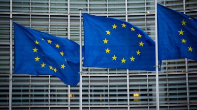 Flaggen der Europäischen Union wehen im Wind vor dem Berlaymont-Gebäude der Europäischen Kommission in Brüssel.