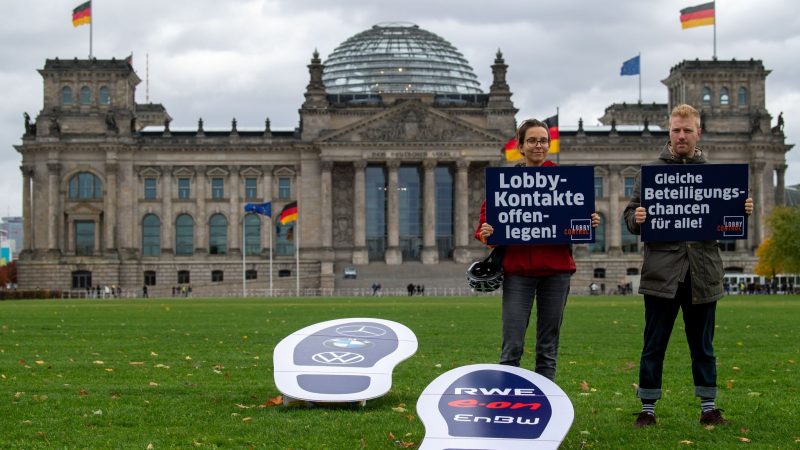 Symbolische, große Fußspuren sind bei einer Aktion des Vereins Lobbycontrol auf dem Platz der Republik vor dem Reichstagsgebäude zu sehen. Mit der Aktion wollten die Aktivisten  deutlich machen, wie groß der Einfluss von Lobbyakteuren ist.