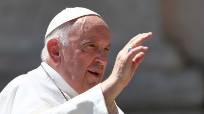 Papst nach Darmoperation wohlauf