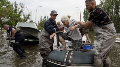 Präsident Selenskyj besucht Flutgebiet