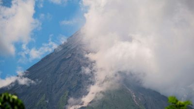 Vulkane der Philippinen rumoren: Evakuierungen am Mayon