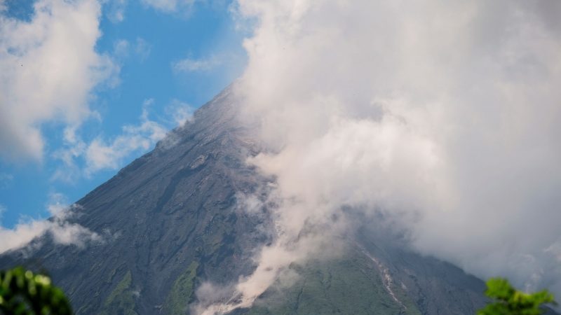 Das philippinische Institut für Vulkanologie und Seismologie erhöht den Status des Vulkans Mayon wegen «erhöhter Tendenz zu einer gefährlichen Eruption» auf Alarmstufe 3.