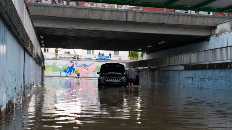 Ein Auto steht in einer überschwemmten Unterführung in Darmstadt. Heftige Gewitter mit Starkregen haben vor allem in Südhessen Schäden angerichtet.