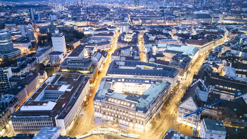 Eine Luftaufnahme zeigt die Hauptsitze der Schweizer Banken Credit Suisse (r) und UBS (l) am Paradeplatz in Zürich.